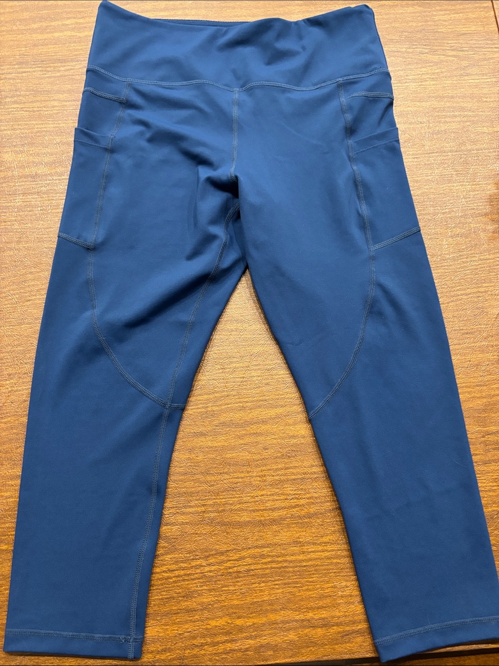 ZYIA Women Navy Active Capri Leggings with Side Pockets. Size 12. Worn twice.